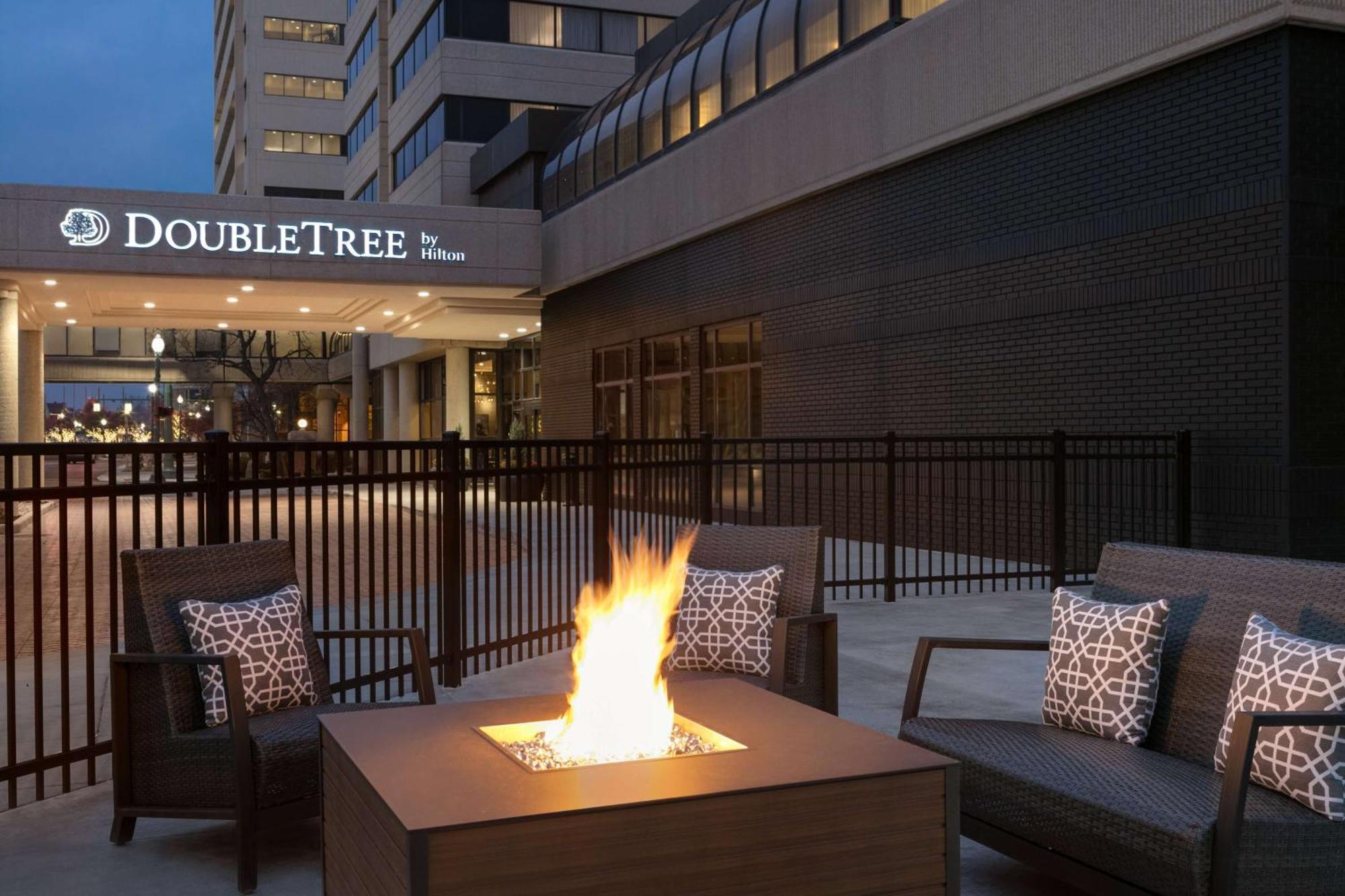 Doubletree By Hilton Canton Downtown Esterno foto